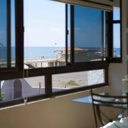 En La Playa 2 Y Piscina San Bartolome de Tirajana (Gran Canaria)